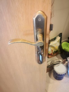 colocamos cerraduras con llave en puertas de interior en la zona de Urbaova