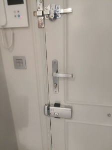 Instalamos cerrojos y cerraduras invisibles para todo tipo de puertas en Elche